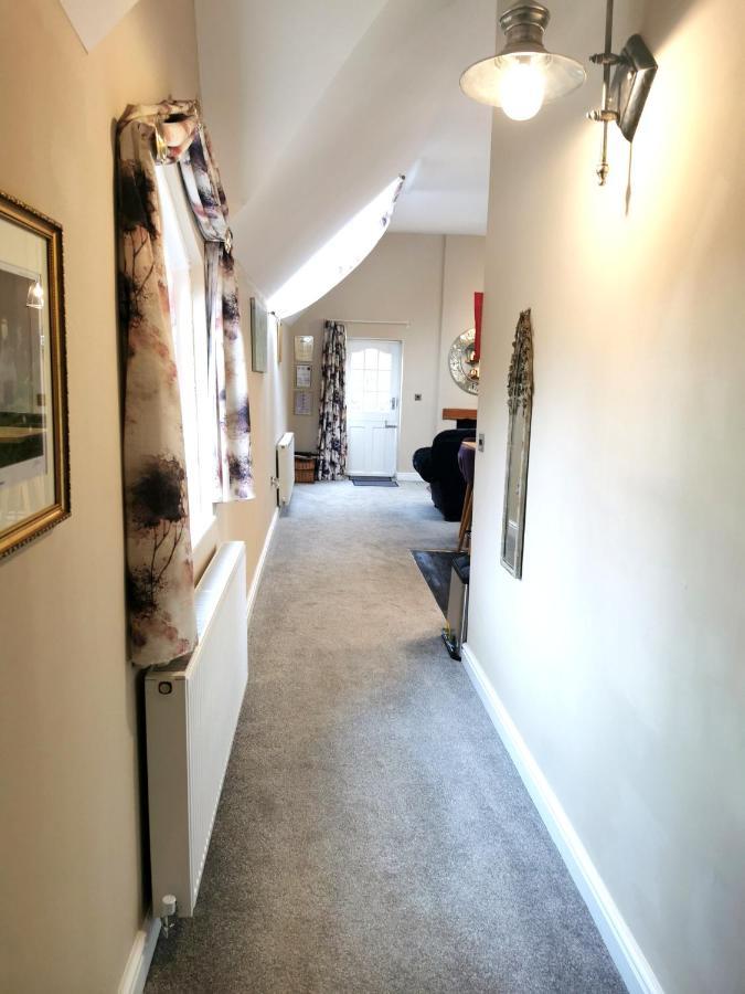The Coach House Apartment At Cefn Tilla Court, Аск Екстер'єр фото