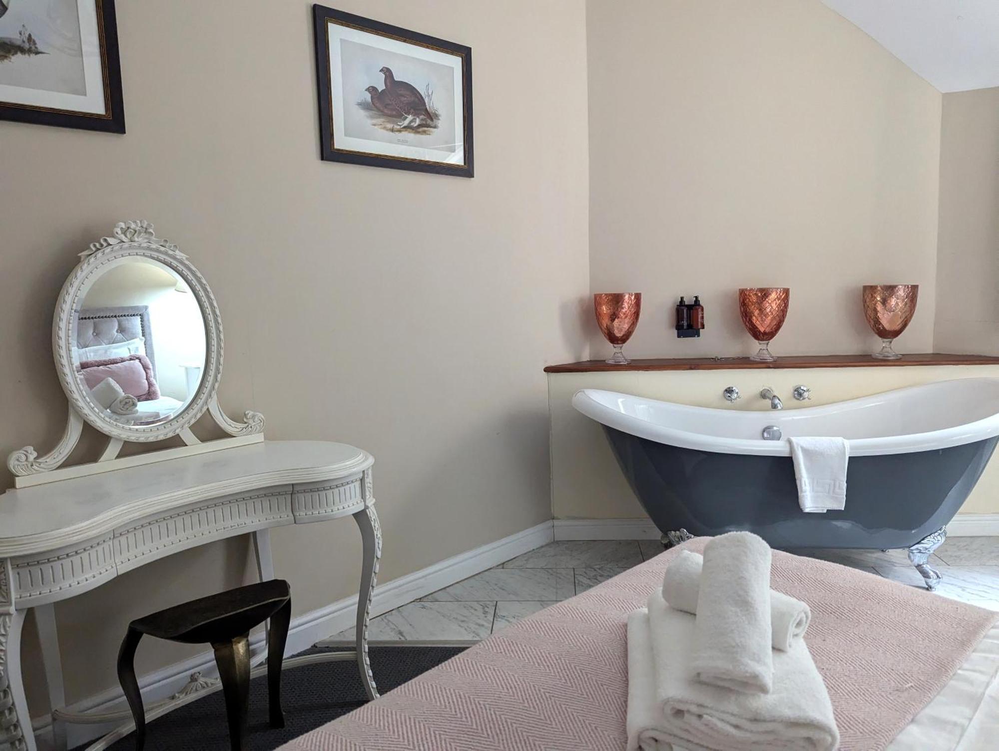 The Coach House Apartment At Cefn Tilla Court, Аск Екстер'єр фото